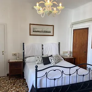 Al Teatro With Canal View Bed & Breakfast Venice